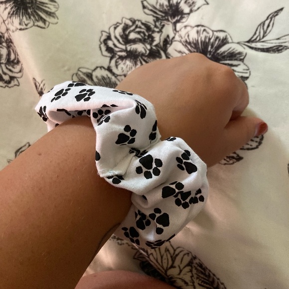 Scrunchie - Picture 2 of 3